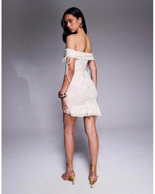 Vestido Corto Color Crema Pastel Con Bajo Asimétrico, Abertura Y Escote Bardot Ancho De Encaje Exclusivo De -Blanco Murci de color White