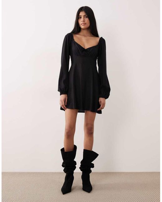 Vestido Corto Con Escote Corazón, Detalle De Lazo Y Ribetes De Encaje En Los Bordes Lillie De Nobody's Child de color Black