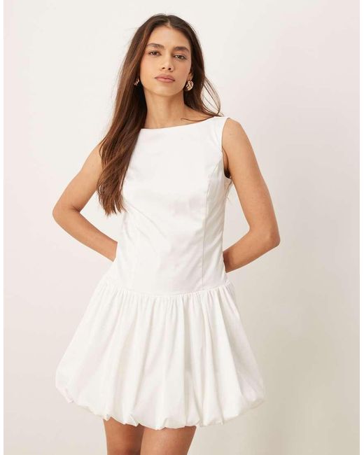 Vestido Corto Con Cuello Subido, Espalda Descubierta Y Falda Abullonada De Abercrombie & Fitch de color White