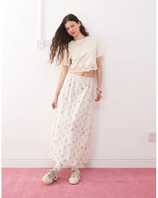 Jupe mi-longue en lin à imprimé fleurs - crème Miss Selfridge en coloris Pink