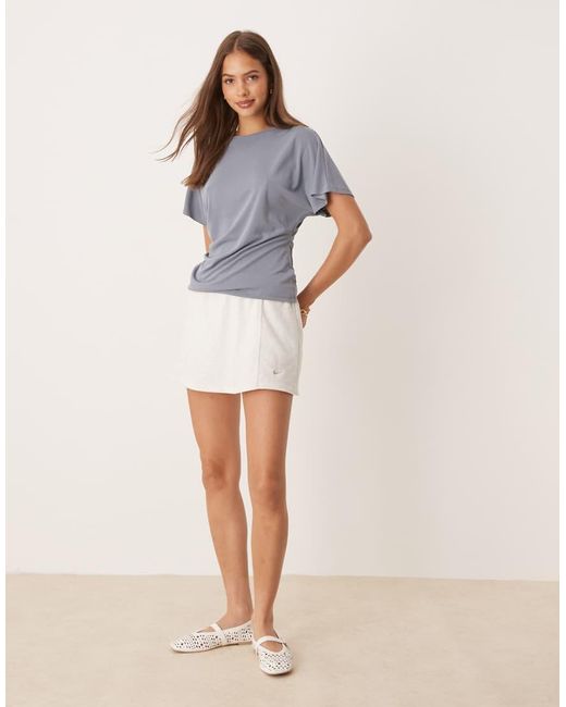 Camiseta Color Pizarra De Manga Corta Con Detalle Ceñido Lateral De Cupro De ASOS de color Gray