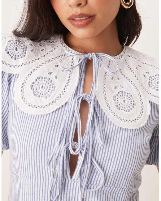 Vestido Corto Amplio Con Raya Diplomática Y Detalle De Solapas Festoneadas Bessie De Nobody's Child de color White