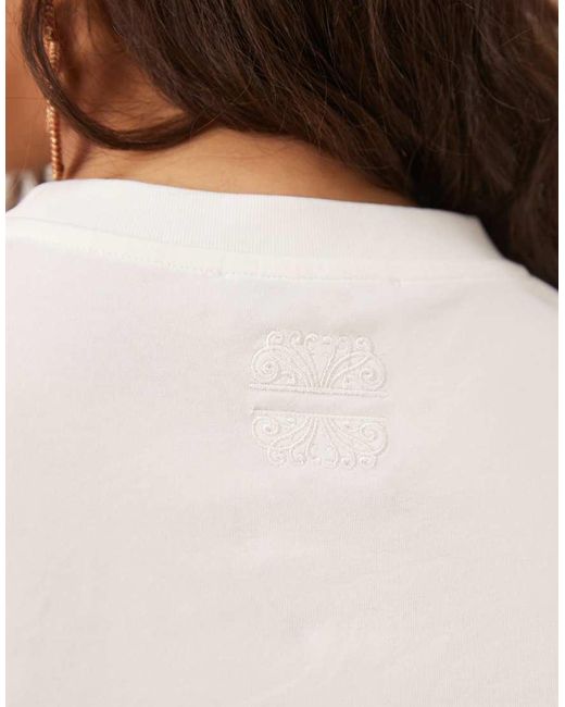 Camiseta Blanca Con Diseño Encogido Honey De Never Fully Dressed de color Natural