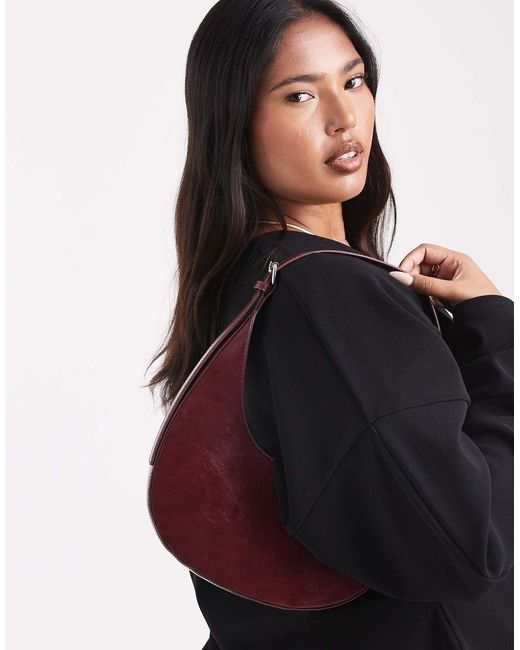 Borsa Da Spalla Arrotondata Asimmetrica Bordeaux Slavato Con Fibbie di ASOS in Red