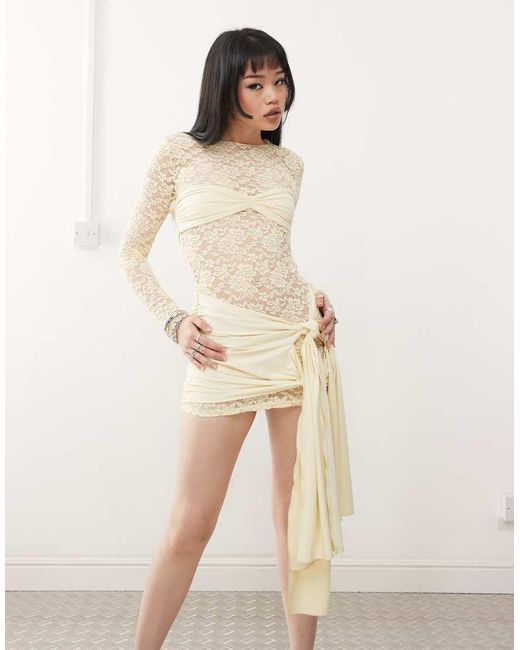 Vestido Corto Amarillo Crema De Manga Larga De Encaje Con Detalle Drapeado Anudado En La Falda Midnight De Lioness de color Yellow