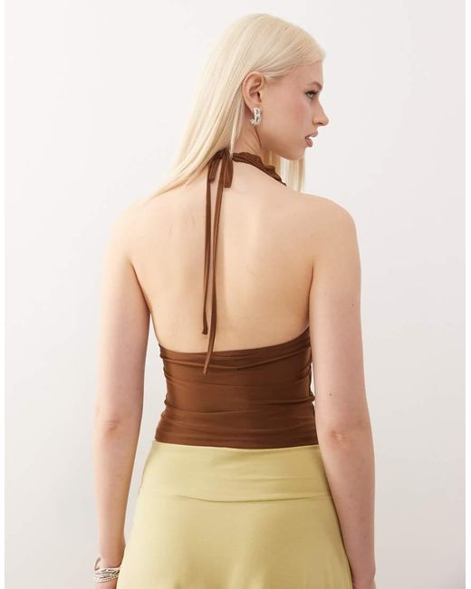 Top Allacciato Al Collo Color Bronzo Con Volant di Collusion in Natural