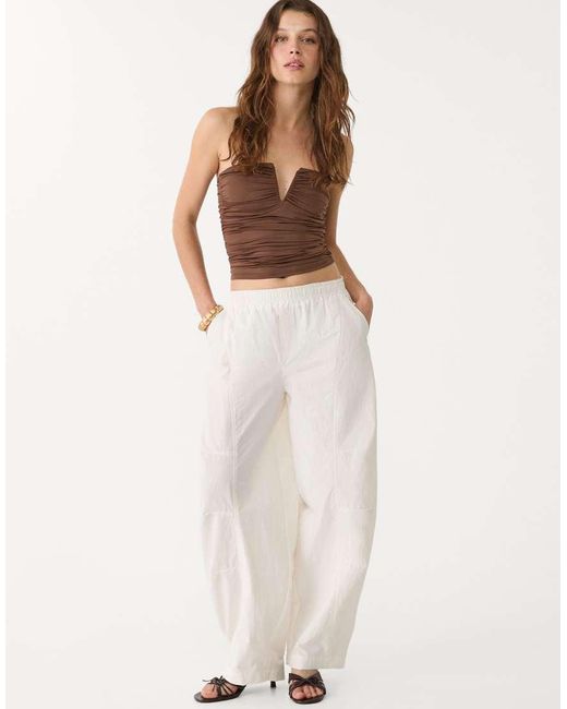 Top A Fascia Con Dettaglio A V di Stradivarius in Brown