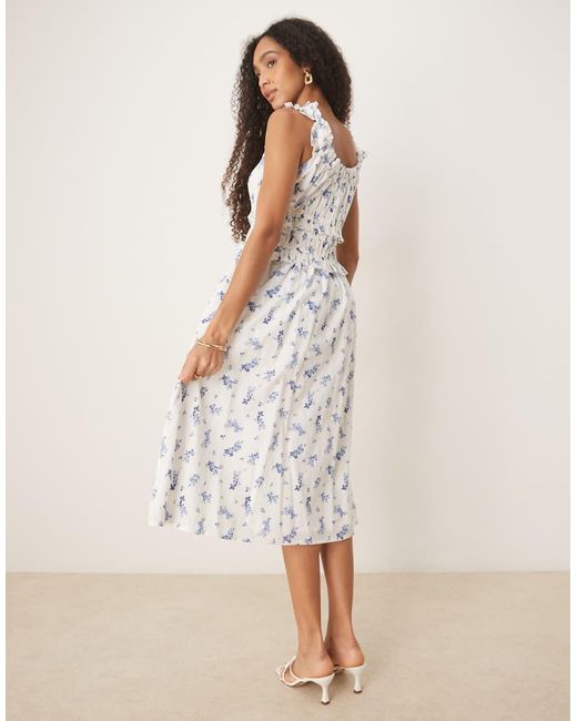 Vestido Midi Blanco Con Estampado Floral Azul Y Detalle De Volantes Ariel De Nobody's Child de color Natural