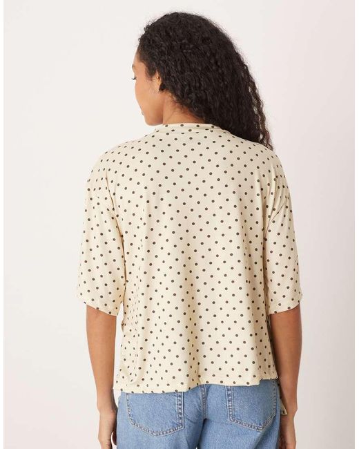 Camiseta Color Crema De Corte Cuadrado Con Sobrefalda Asimétrica En El Bajo Y Estampado De Lunares De ASOS de color Brown