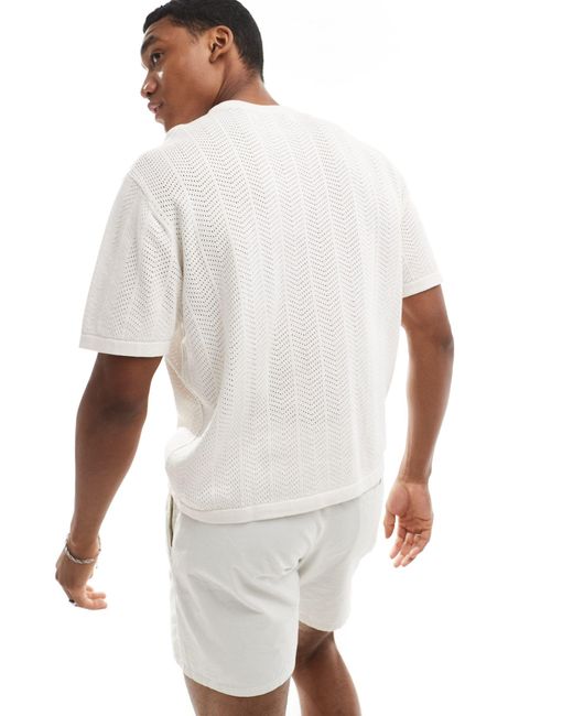 T-shirt testurizzata con motivo a spina di pesce écru di Bershka in White da Uomo