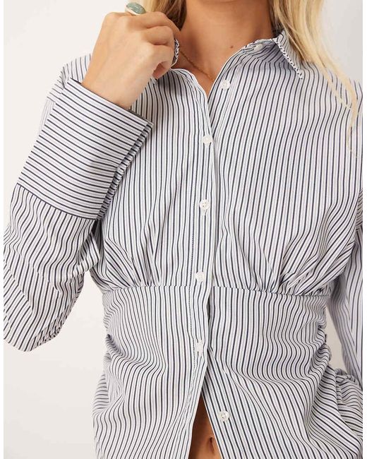 Camisa A Entallada Y Fruncida De ASOS de color Gray