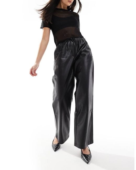 Bershka Broek Met Wijde Pijpen En Striksluiting Van Imitatieleer in het White