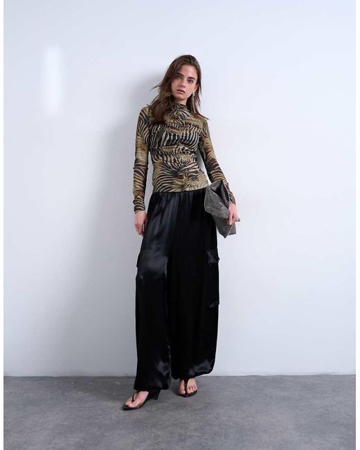 Top A Maniche Lunghe Con Stampa A Righe Animalier E Arricciature di TOPSHOP in Multicolor