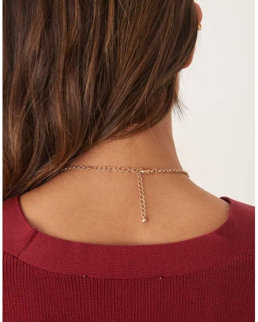 Collar Con Detalle De Tres Flores Grandes De ASOS de color Red