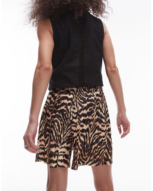 Pantaloncini con fondo ampio plissé tigrati effetto stropicciato di TOPSHOP in Brown
