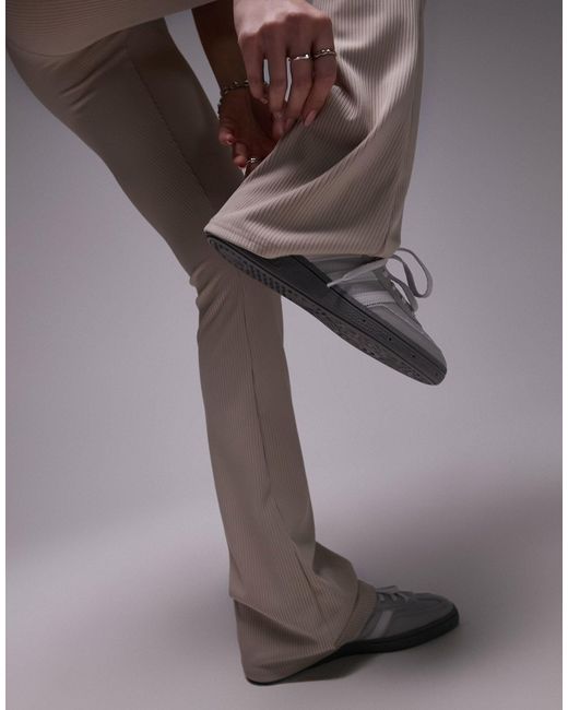 Pantaloni a zampa skinny a costine color pietra di TOPSHOP in Brown