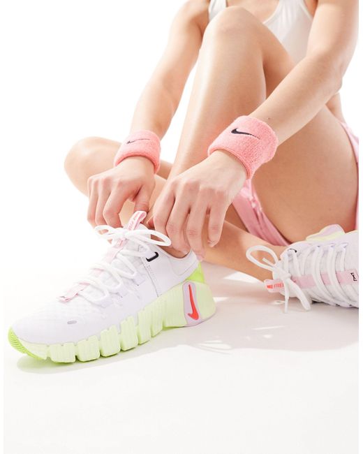 Metcon 5 - sneakers bianche, fluo e rosa di Nike in White