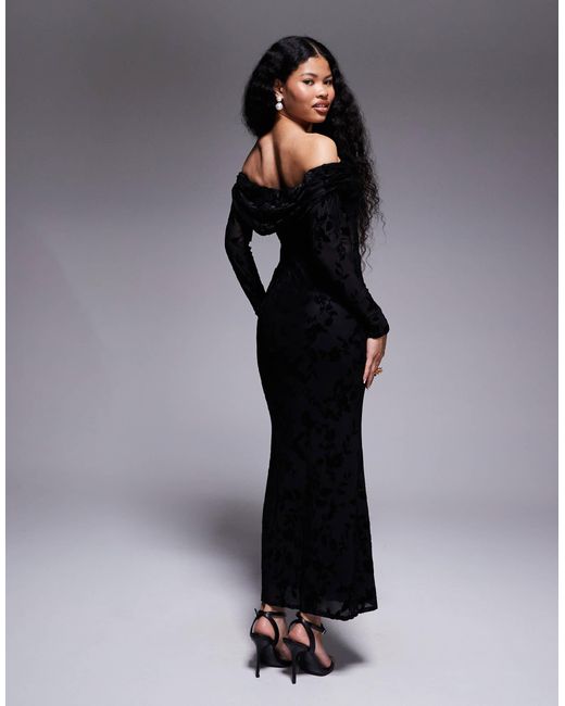 Robe longue en velours dévoré à manches longues et épaules dénudées TFNC London en coloris Black