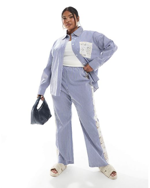 Exclusivité - renée studio plus - pantalon d'ensemble ample à rayures avec empiècement crocheté sur le côté - bleu/blanc Renee Studio en coloris Blue