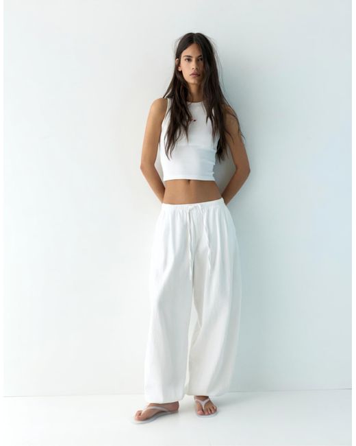 Pantalon sarouel à taille élastique Pull&Bear en coloris White