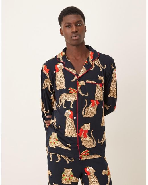 Chelsea Peers – his & hers – polyester-pyjama inklusive langärmligem oberteil mit reverskragen, mit weihnachts-leopardenmuster in Natural für Herren