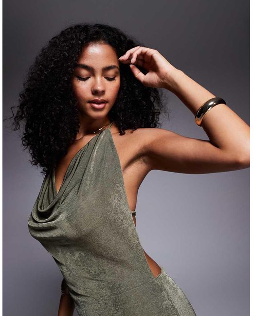 Aria Cove Maxi Jurk Van Gladde Stof Met Diepe Gedrapeerde Halslijn En Gestrikte Open Achterkant in het Gray