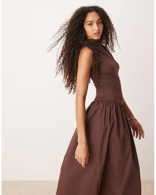 Robe longue à col montant avec jupe en popeline mélangée ASOS en coloris Brown