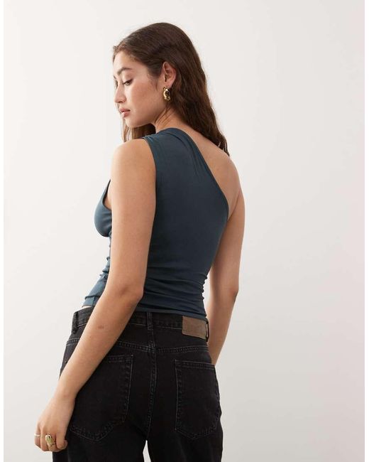 Weekday Top Met Blote Schouder En Uitgesneden Detail in het Blue