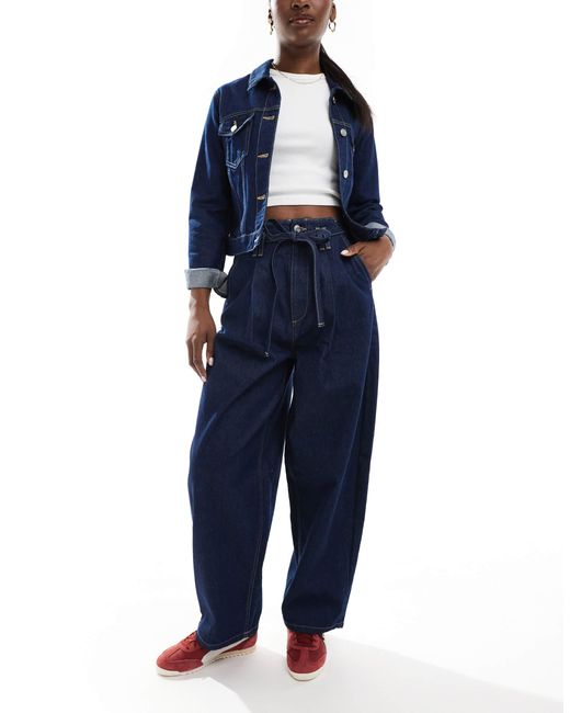 Jean bouffant avec ceinture nouée à la taille - délavage brut ASOS en coloris Blue