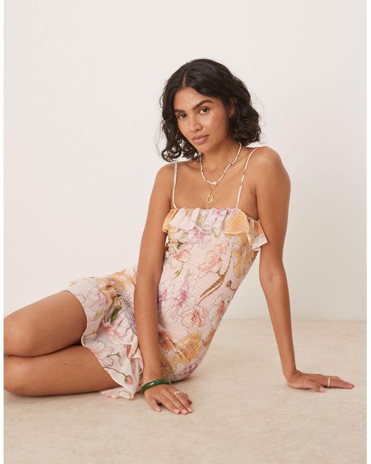 ASOS Natural – kurzes trägerkleid mit gesmoktem oberteil, rüschen und blumenmuster