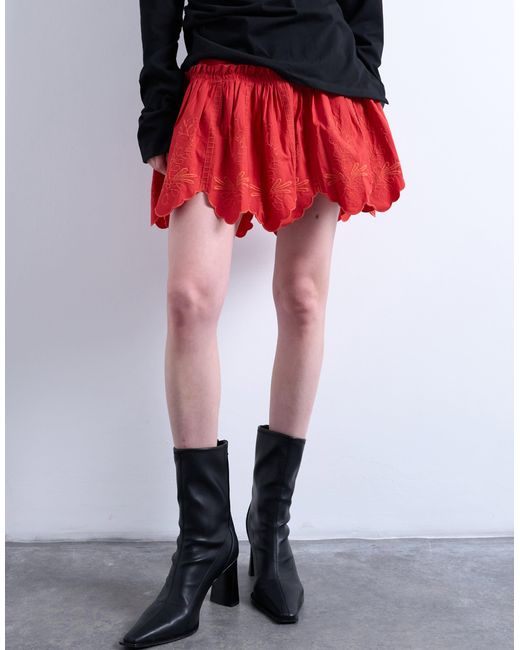 Mini-jupe à motifs ajourés et bords festonnés TOPSHOP en coloris Red