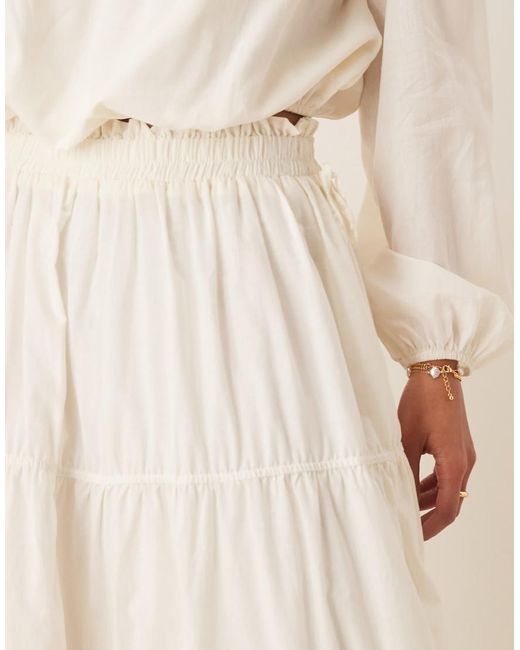 Falda Larga Escalonada De Estilo Boho Con Lazada Lateral De -Blanco ASOS de color Natural