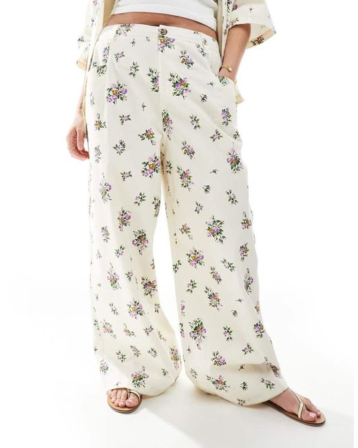 Curve di ASOS in White