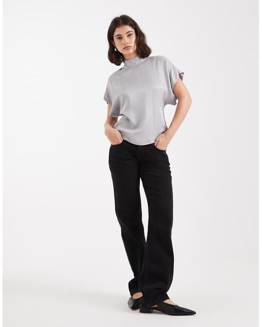 Top Gris Con Cuello Alto Y Cintura Entallada De Satén De ASOS de color Gray