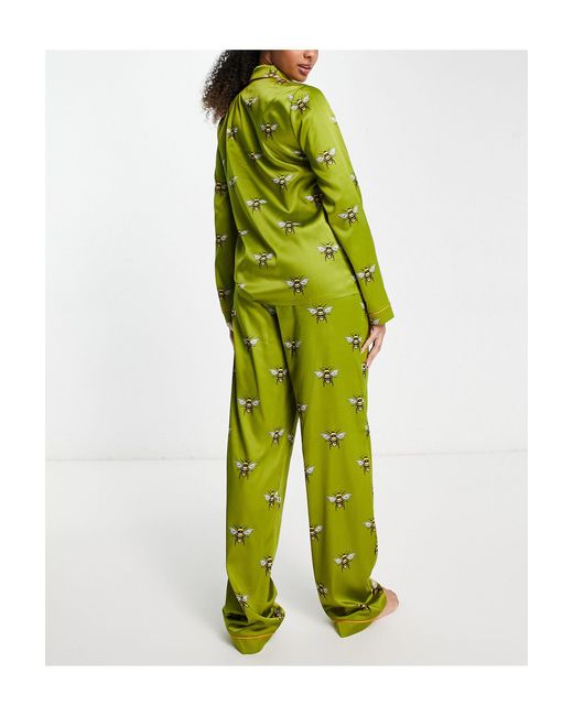 Chelsea Peers Chelsea Peers - Tall - Premium - Pyjamaset Van Satijn Met Top Met Knopen En Broek Met Bijenprint in het Green
