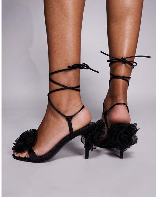 Sandalias Negras De Tacón Con Detalle De Flor Classy De Public Desire de color Brown