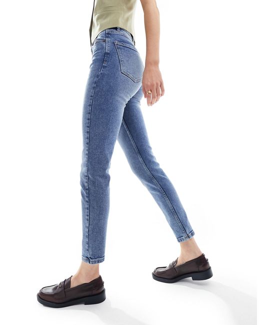 Tall - mom jeans slim elasticizzati lavaggio medio di Stradivarius in Blue