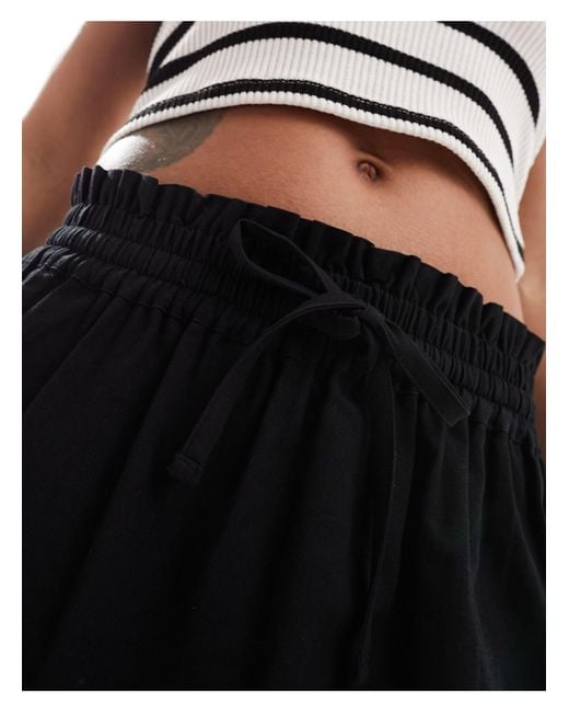 Mini-jupe nouée à la taille en aspect lin ASOS en coloris Black