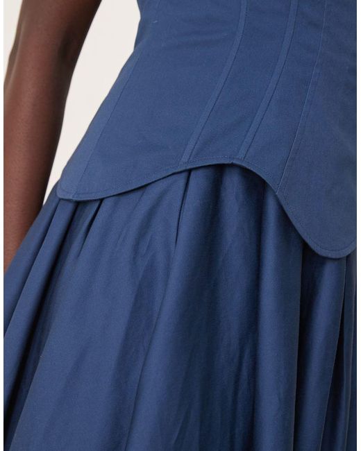 Vestido Vaquero Midi Azul Oscuro Estructurado Con Diseño Estilo Corsé Y Falda De Corte Amplio De ASOS de color Blue