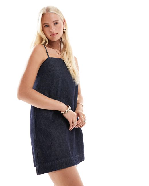 Robe courte à bretelles en jean - délavage brut ASOS en coloris Blue