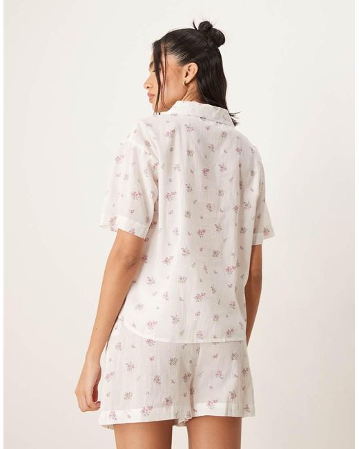 Luna Set Van Pyjamatop Met Korte Mouwen En Short Van Kaasdoek Met Fijne Bloemenprint in het White