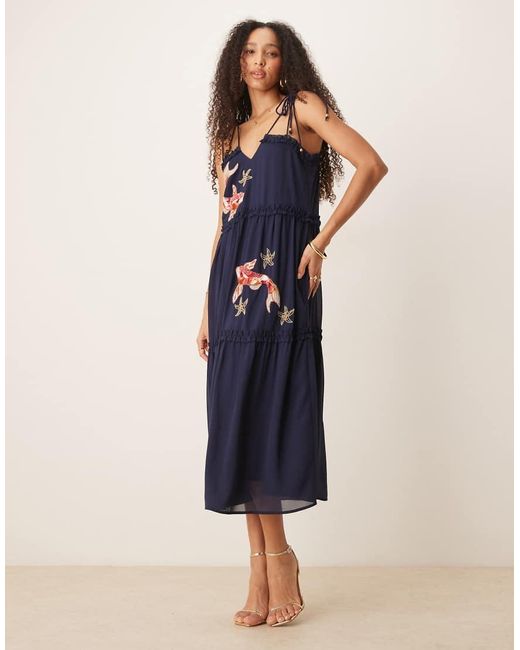 Vestito Midi A Balze Con Spalline Allacciate E Decorazioni Con Carpa Koi di Hope & Ivy in Blue