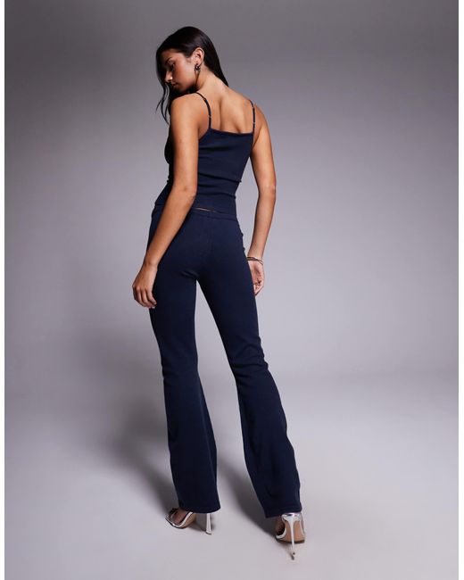 Leora - pantalon d'ensemble évasé à taille basse en maille ultra douce avec détail noué Tiger Mist en coloris Blue