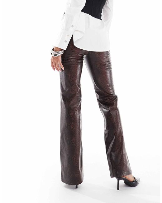 Pantalon évasé ajusté style épuré en similicuir - marron serpent ASOS en coloris White