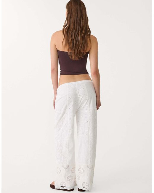 Pantalon brodé effet patchwork Stradivarius en coloris White