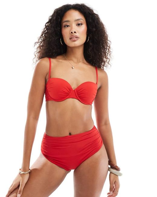 Sara di Lindex in Red
