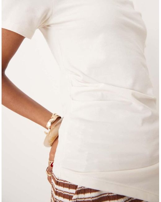 T-Shirt Color Pietra Con Arricciatura Laterale E Orlo Asimmetrico di ASOS in White