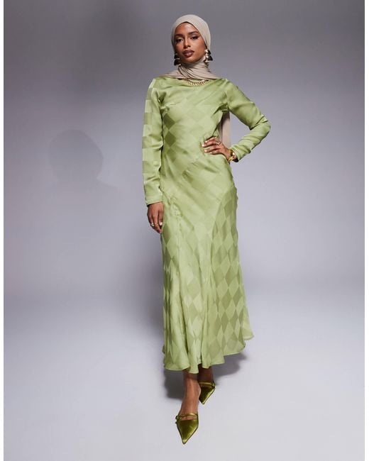Robe longue en satin à col montant et motif damier - sauge ASOS en coloris Green