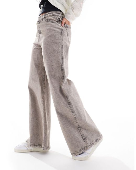 Jeans a fondo ampio lavaggio acido grigio di Pimkie in Brown