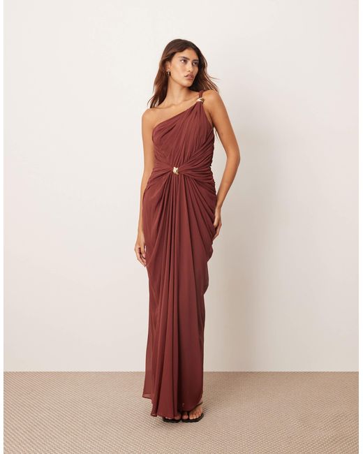 Robe longue asymétrique drapée à torsade et détail en métal - chocolat ARRANGE en coloris Pink